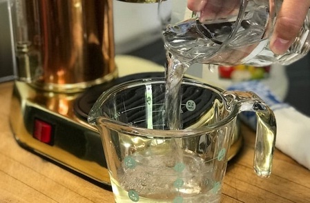 Mix the water and the white vinegar